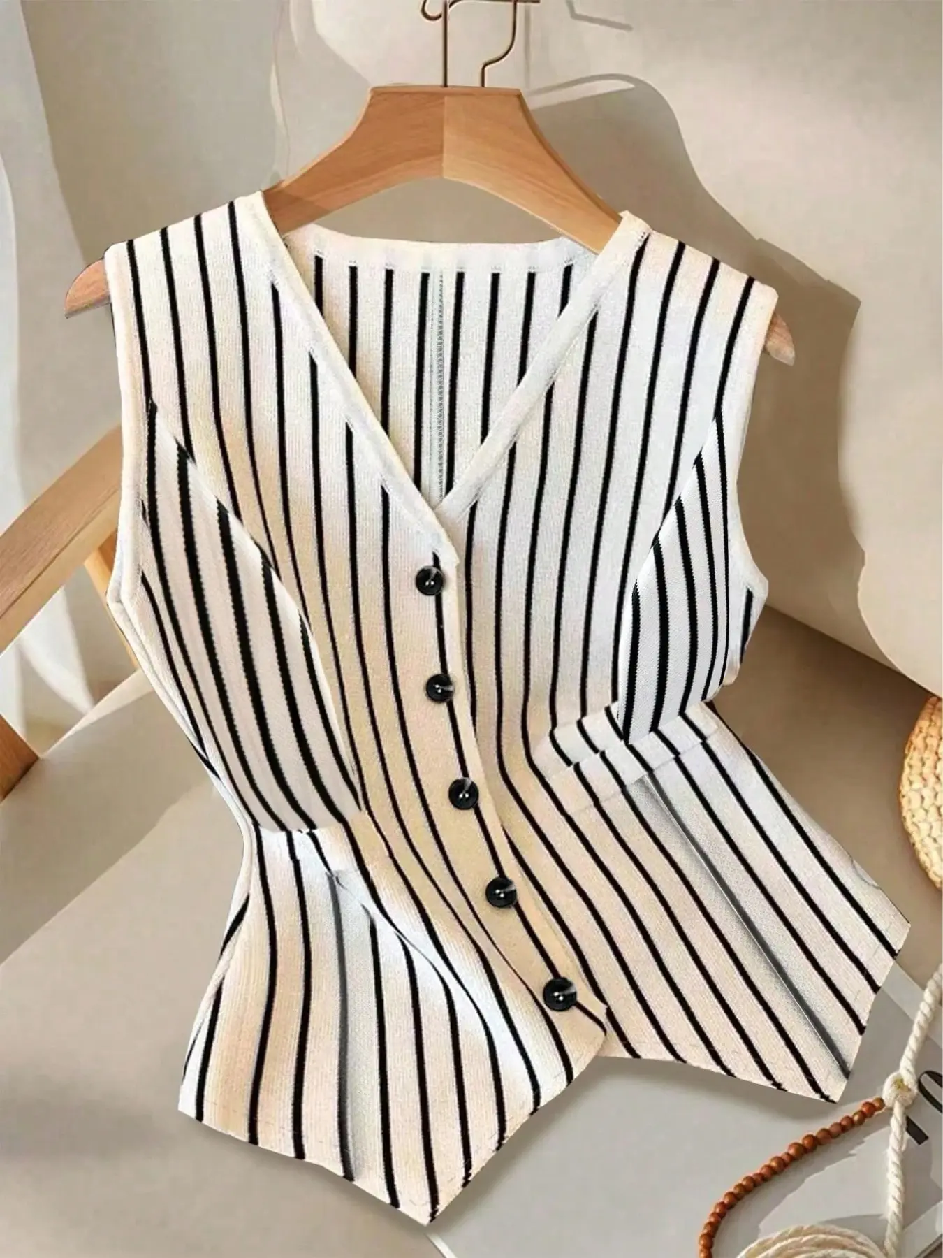 Women's Casual Striped Knit Slim Fit V-Neck Tank Top, Casual Fashion Vest, Sleeveless Fitted Style, Elastic Basic Vest, Fake Pockets, Perfect for Commuting, Dating, Daily Wear at Home