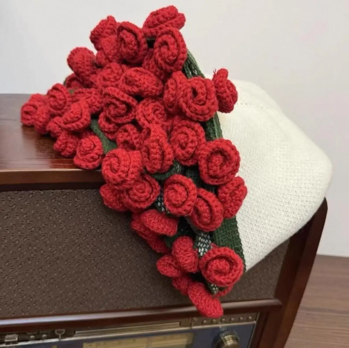 【Graduation Gift】Crochet Flower Bouquet Rose Blanket 2-in-1 Handmade 3D Knitting Round Design 24-41 inch for Mother’s Day Birthdays Anniversary Gifts