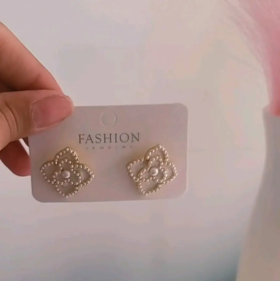 Taylor Pearl Earrings