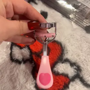 Eyelash Tool with Combed Eyelash Curler Set, Eyelash Makeup Tool, Curl Effect. Comes with Eyelash Brush, 4 Mascara Brushes, 3-in-1 Lash Cards, 2 Eyelash Replacement Combs, 6 Replacement Eyelash Curlers Pad, Curl Lashes