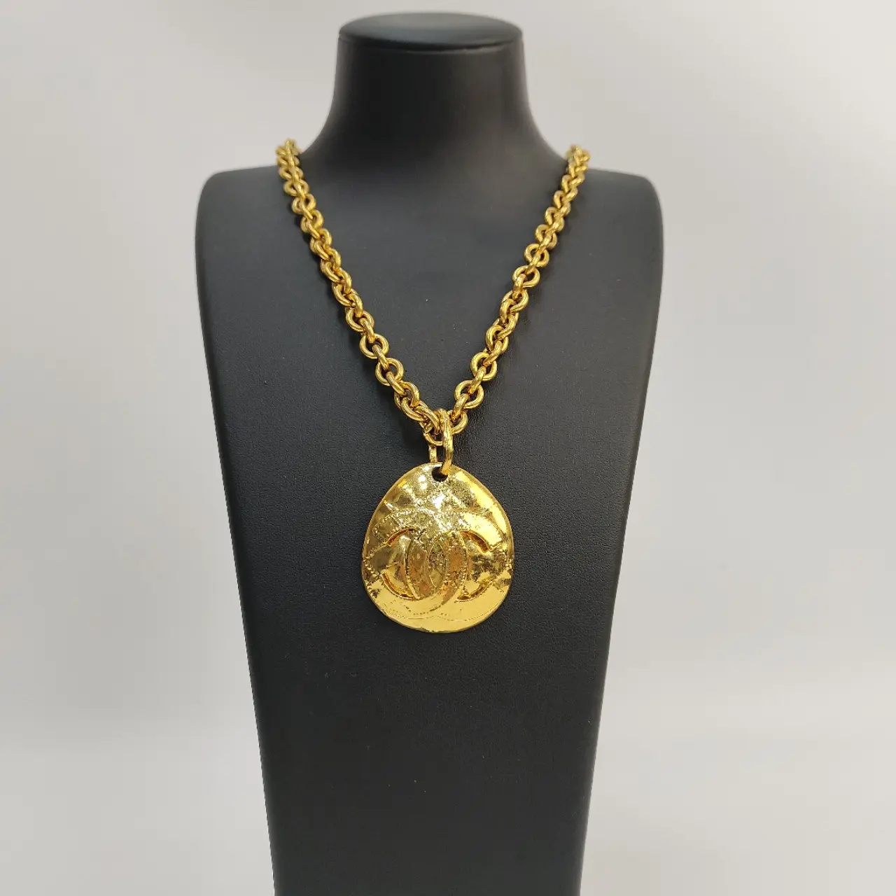 Pre-owned Chanel Vintage Quilted CC Pendant Gold Necklace