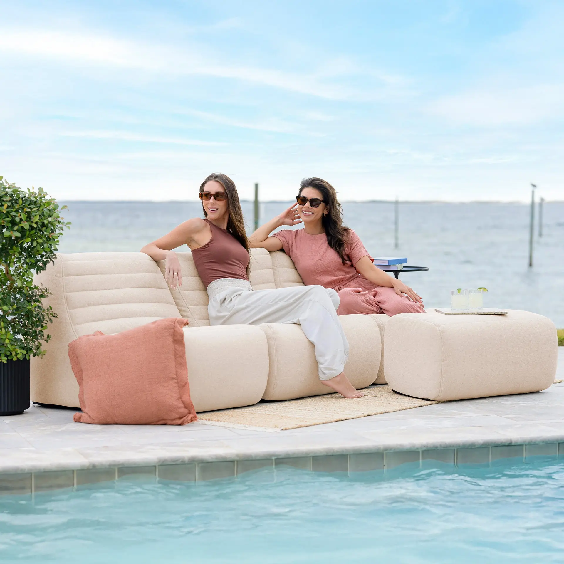 Solvana™ 4-Piece Modern Curved Outdoor Sectional, Weatherproof Outdoor Sofa with 4 Seats and Easy Setup, Four Seats, Backyard Relaxation