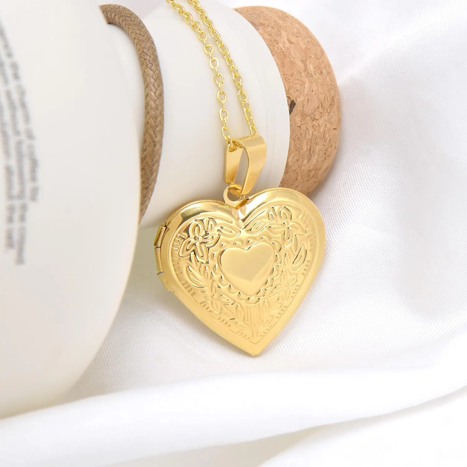 Women's Vintage Gold Heart Locket Fashion Pendant Necklace - Engraved Floral Photo Pendant, Victorian Aesthetic Waterproof Stainless Steel Costume Jewelry