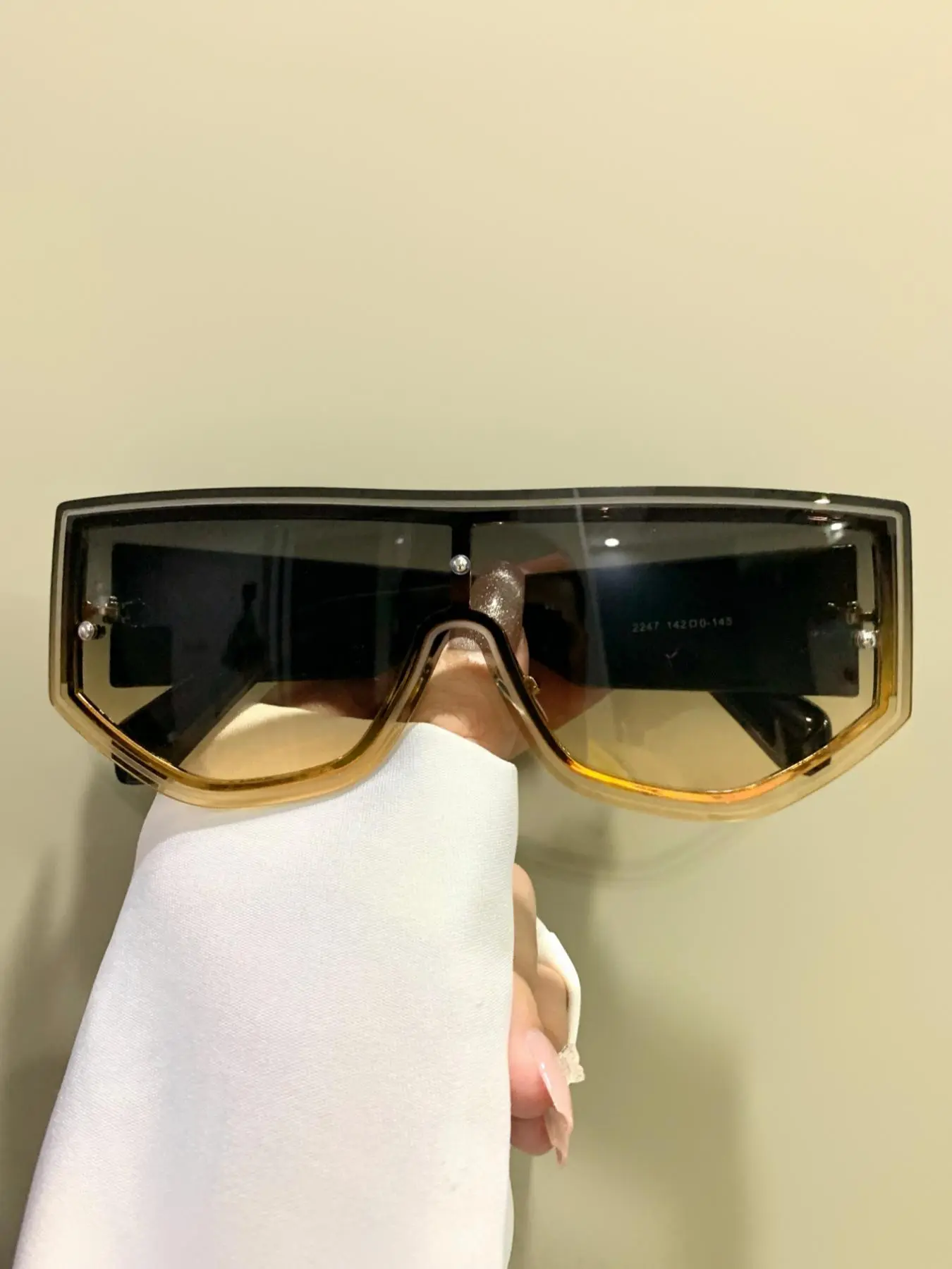 Retro Unisex Oversized Ombre sunglasses The Haunting Ombre Tort Female Cat-Eye Sunglasses | Le Specs main image 3