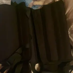 Outdoor leg protectors with snake protection and a neutral design to prevent bites to the groin. Adjustable for hunting, exploration, hiking, and farm work. Made of durable, abrasion-resistant, high-performance fabric.