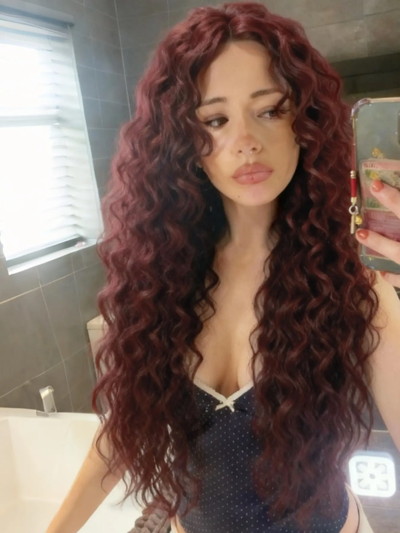 99J Deep Wave Lace Front Wig Long Curly Burgundy 13x4 Lace Front Synthetic Wigs Natrural Hairline Loose Curly Synthetic Lace Frontal Wigs Heat Resistant Fiber Concert Look Straight Wig Coachella Festival Look Lace Frontal Wigs 28 Inch Heat Friendly Wig