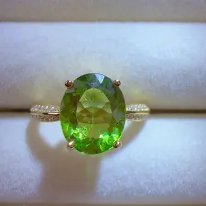 <PingEast jewelry > Peridots rings——925 Sterling Silver Ring featuring an eye-clean natural Peridot, the birthstone for August. Fresh, vibrant green sparkle with an elegant and timeless design