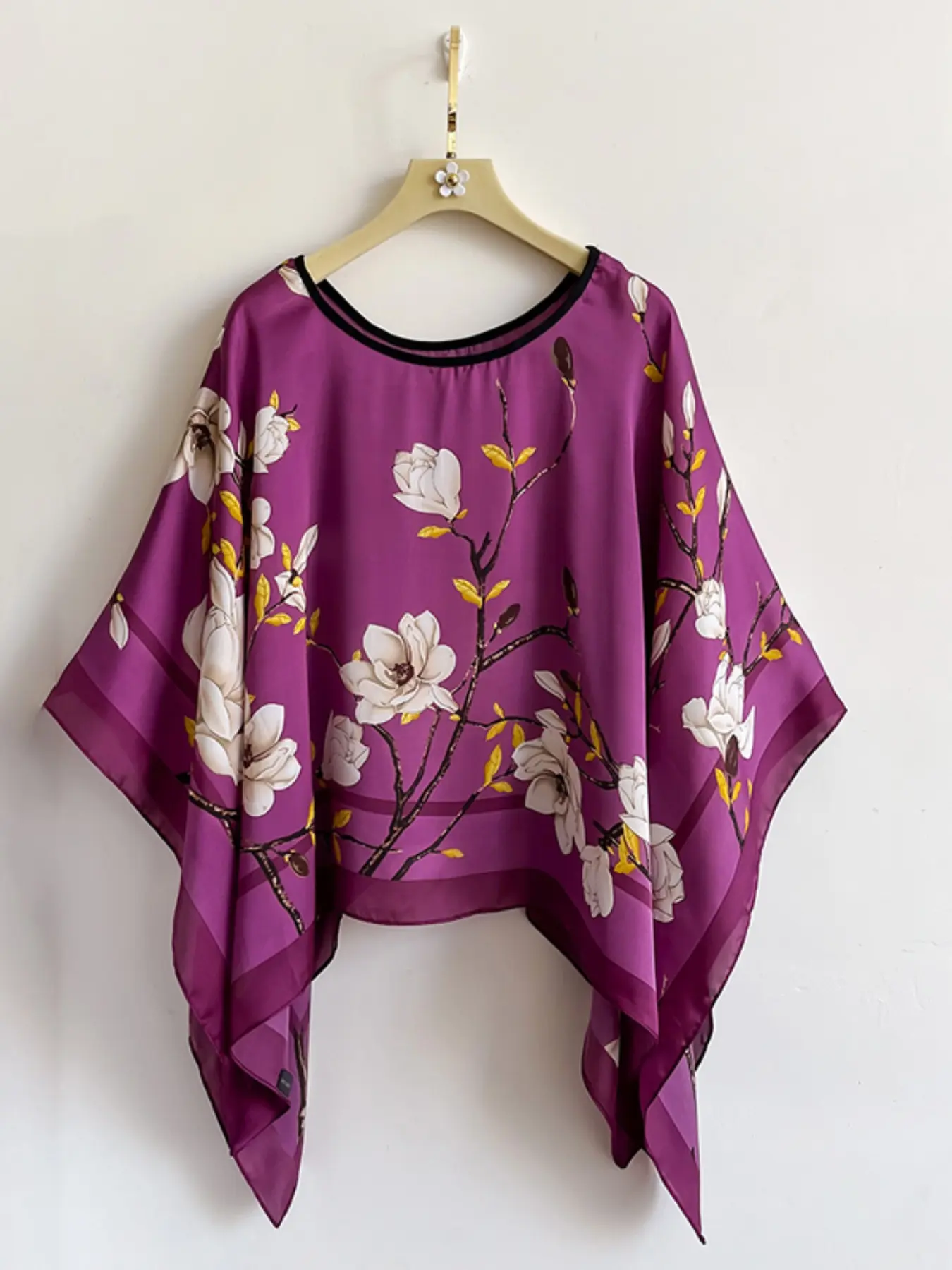 Elegant Floral Print Shawl, Boho Style Fashion Shawl, Vibrant Silk Scarf, Delicate Animal Shape Wrap, Perfect for All Seasons Travel, Casual Fitted Style, Fitted Design