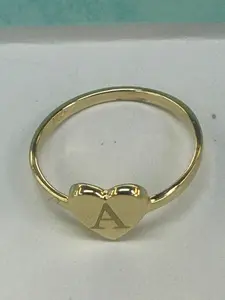 Anillo de corazón con inicial oro 14k
