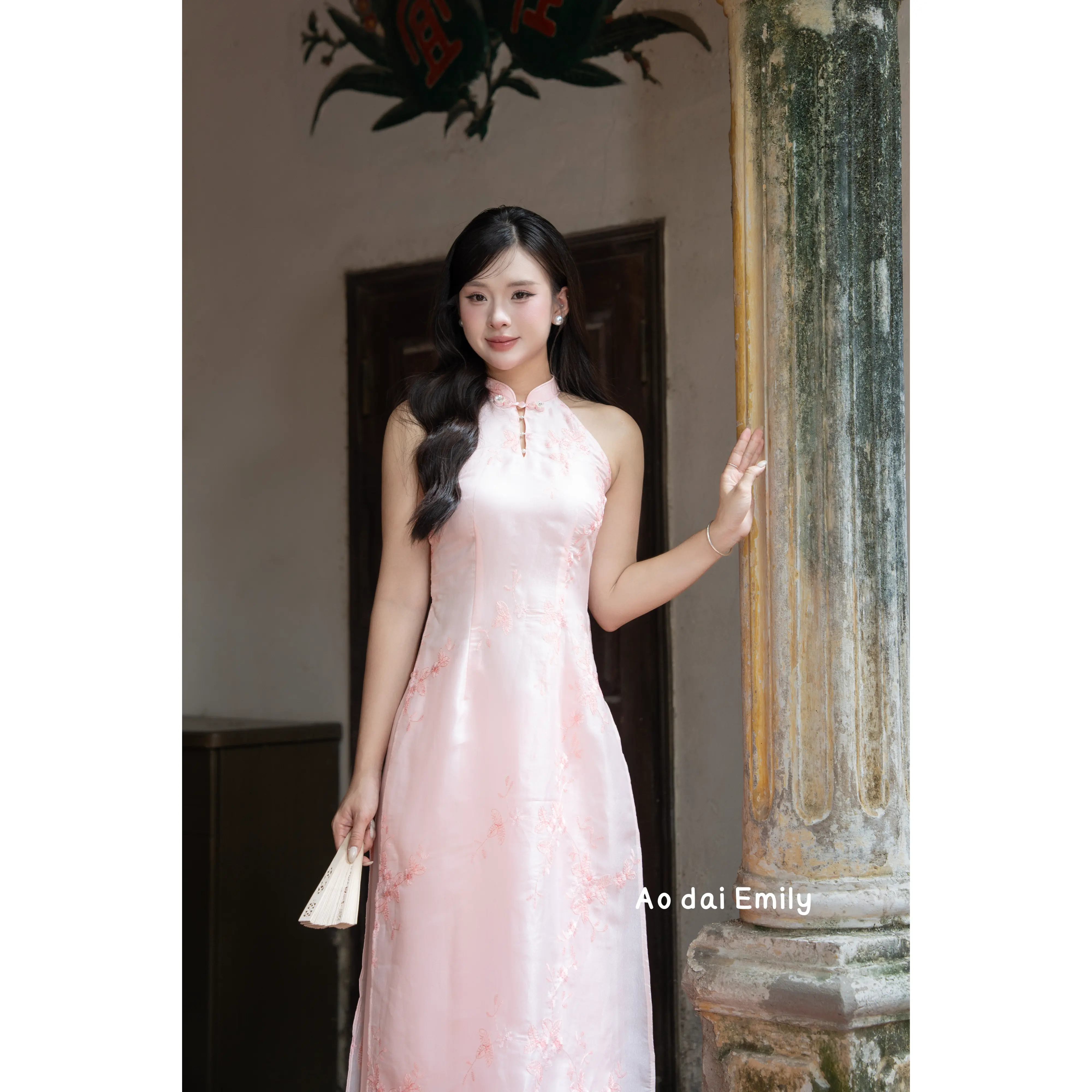 Sleeveless Pink modern ao dai with embroidery flowers| Mini lobata