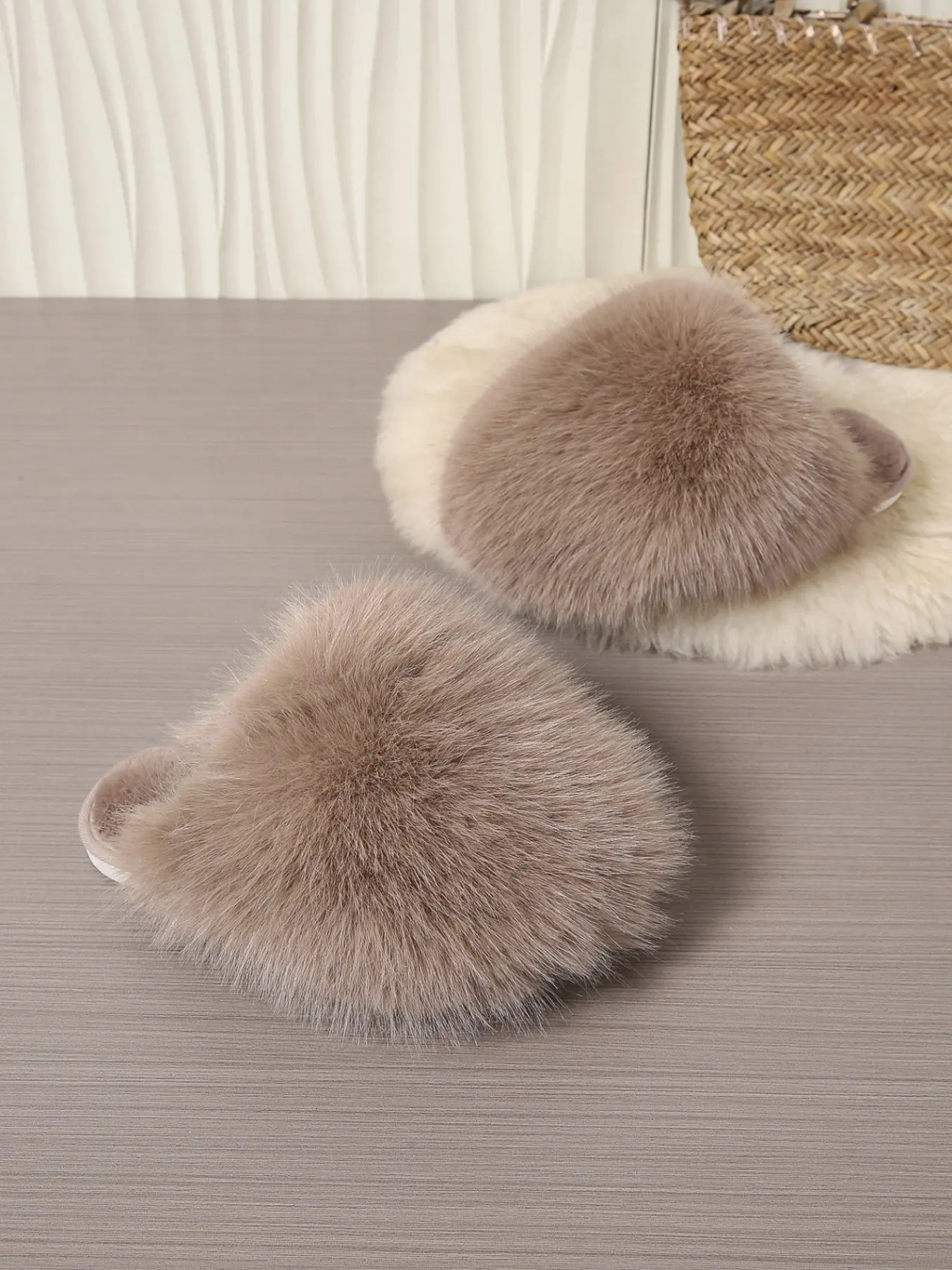 New Fashion Versatile Large Soft Fur Ball Plush Slippers, Autumn Winter Outdoor Home Anti-Slip Flat Bottom, Women's Warm One-Strap Slipper, Indoor Slippers, Soft Fluffy Footwear, Footwear