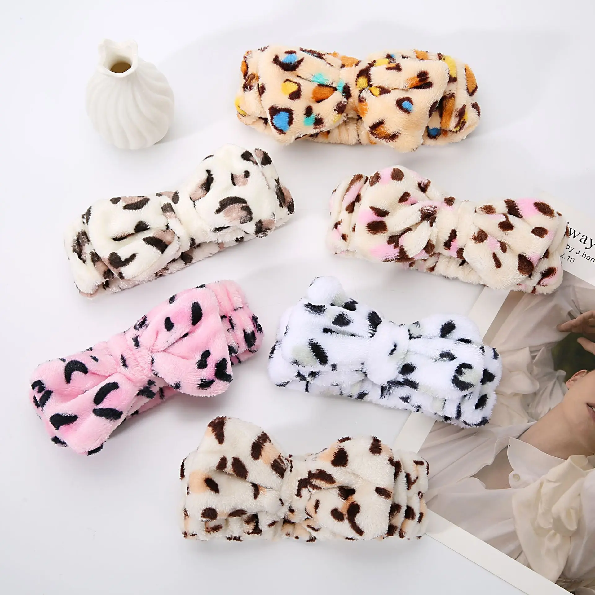 1 cuont Leopard Print Bow-Knot Plush Headbands for Women - Polyester Fuzzy Hair Bands | Normal Hair | Woven Fabric | No Power or Battery Needed | Hair Accessory for Face Washing and Beauty Regimen