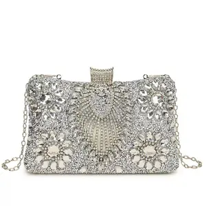 Silver Rhinestone-Embellished Evening Clutch with Detachable Chain a Versatile Shoulder, Crossbody, or Party Wallet. This fully rhinestone-covered mini bag is perfect for parties, weddings, Christmas celebrations, and similar occasions.