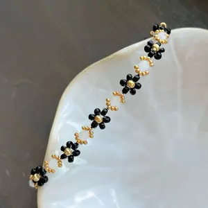 Black and Gold Beaded Bracelet, Beaded Daisy Bracelet, Gold Dainty Jewelry