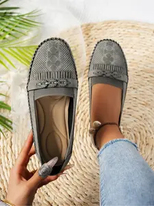 A pair of women's new spring large-size flat shallow single shoes, with a sealed construction, soft sole, lightweight, comfortable, casual shoes for the elderly, walking shoes