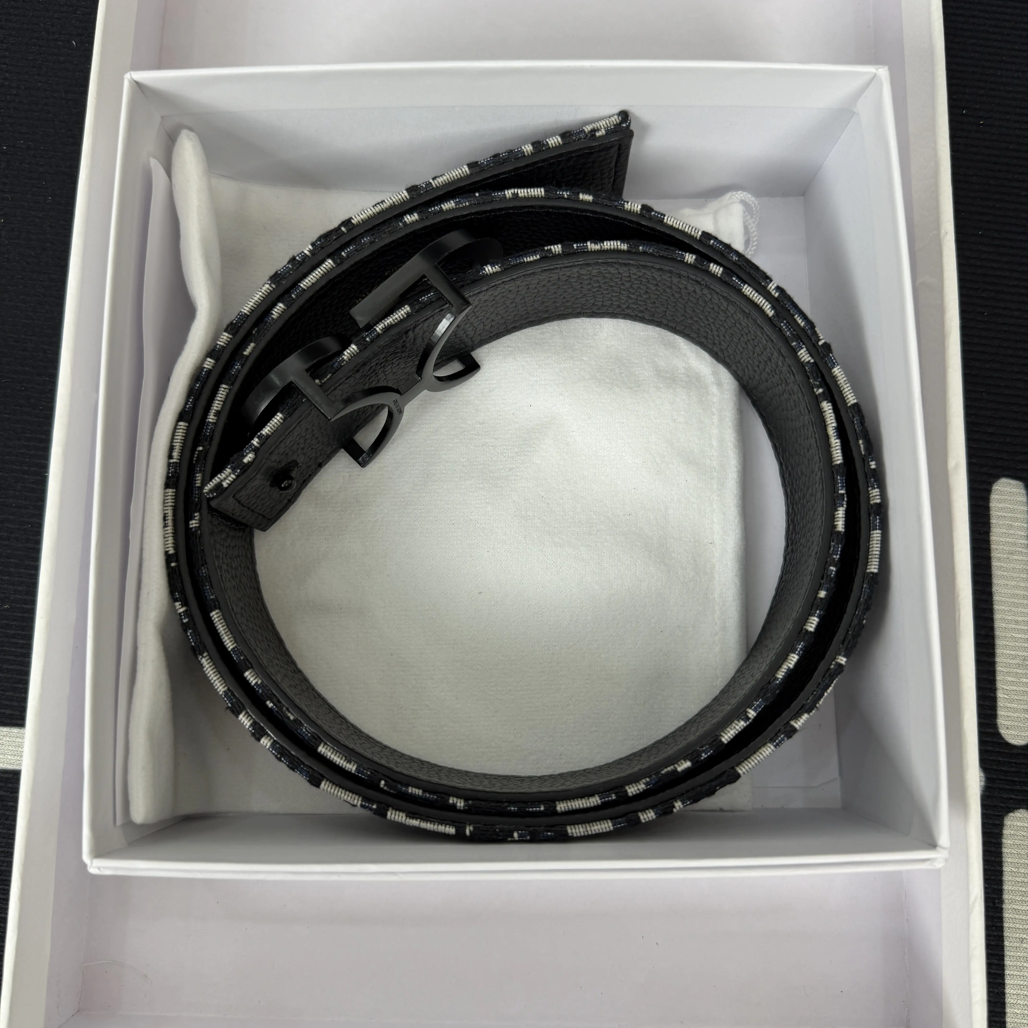 Exquisite and fashionable printed belt, suitable for both men and women. Comes with an additional gift box.