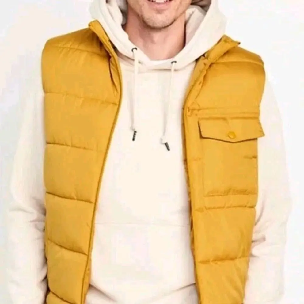 Old Navy Men's Medium Puffer Vest Lightweight Insulated Outerwear in Vibrant Yellow for Everyday Wear