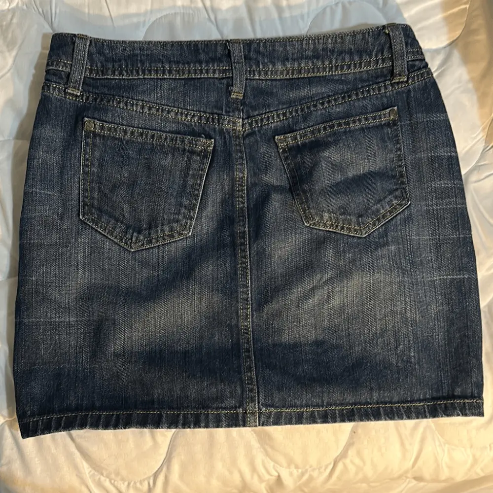 Tommy Hilfiger Skirt Denim Size 4. Waist: 29 inches