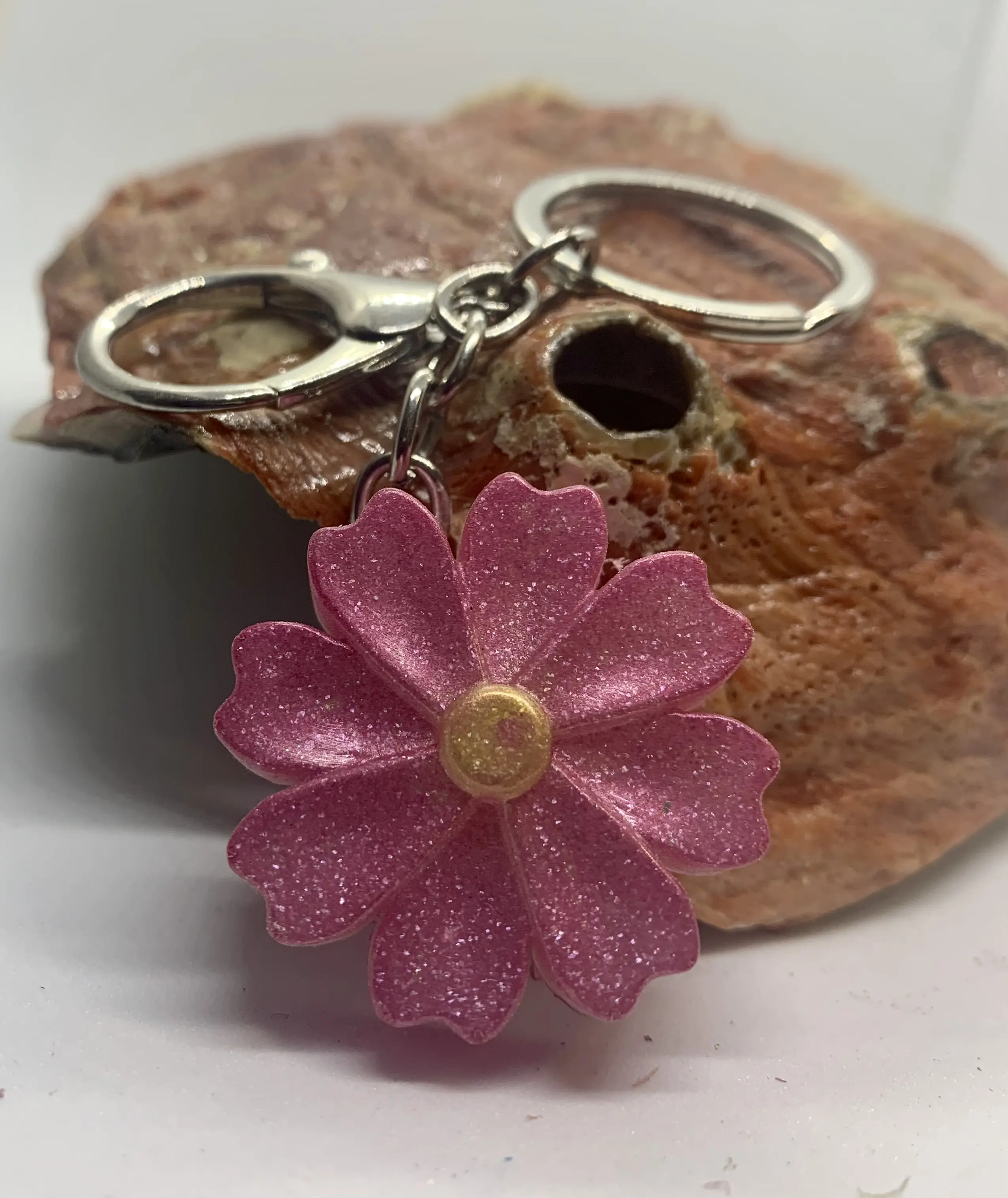 Flower Keychain - Epoxy Resin - Glow in the Dark Option - Durable and Long-lasting - Perfect as a Gift or for Personal Use