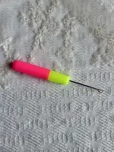 [Not For Sale]Urbeauty Free Gift Crochet hook with Feather Crochet Human Hair Purchase-Automatically Included after Purchase(Do Not Order Separately)