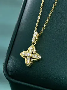 Luxurious four-leaf clover moissanite pendant necklace for women, featuring a niche design and 14K gold-plated clavicle chain, suitable for daily wear, vacation, dating, and other occasions, and also an exquisite and surprising small gift