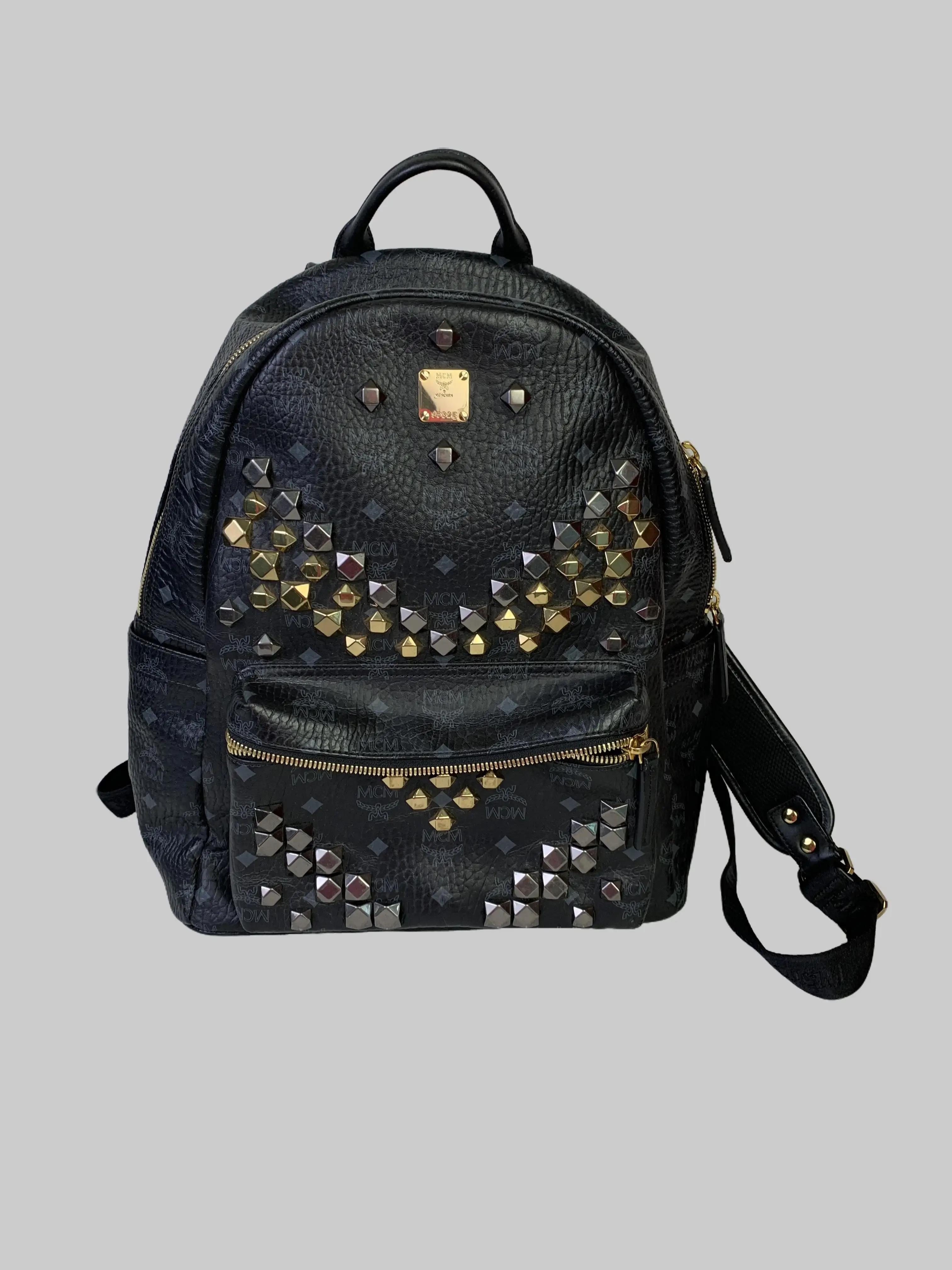 Pre-owned MCM Black Visetos Studded Backpack/wj08502005/2005