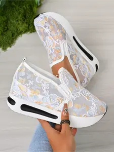 Women's Embroidered Mesh Wedge-Heel Rocker Shoes Breathable Casual Platform Slip-on Loafers with Retro Floral Embroidery / Comfortable Height Increase / Soft Sole Walking Shoes