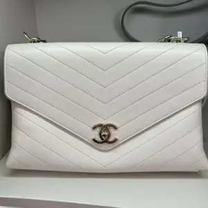 Pre-owned CHANEL White Chevron Coco Envelope Flap Bag