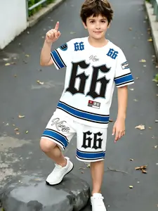 Boys' 2-Piece Set: Short-Sleeve T-Shirt with “32” American-Style Print and Patchwork Details + Athletic Shorts; Loose-Fitting, Breathable Athletic Set; Blue, White, and Red Color-Blocking; Perfect for School, Basketball, and Outdoor Activities