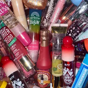 Random Mix Mystery LipGloss Bundle - US Edition - Mini Small & Large Sizes - Perfect for Pre-Tees & First-Time Gloss Enthusiasts - Fun Unexpected Gifting Experience