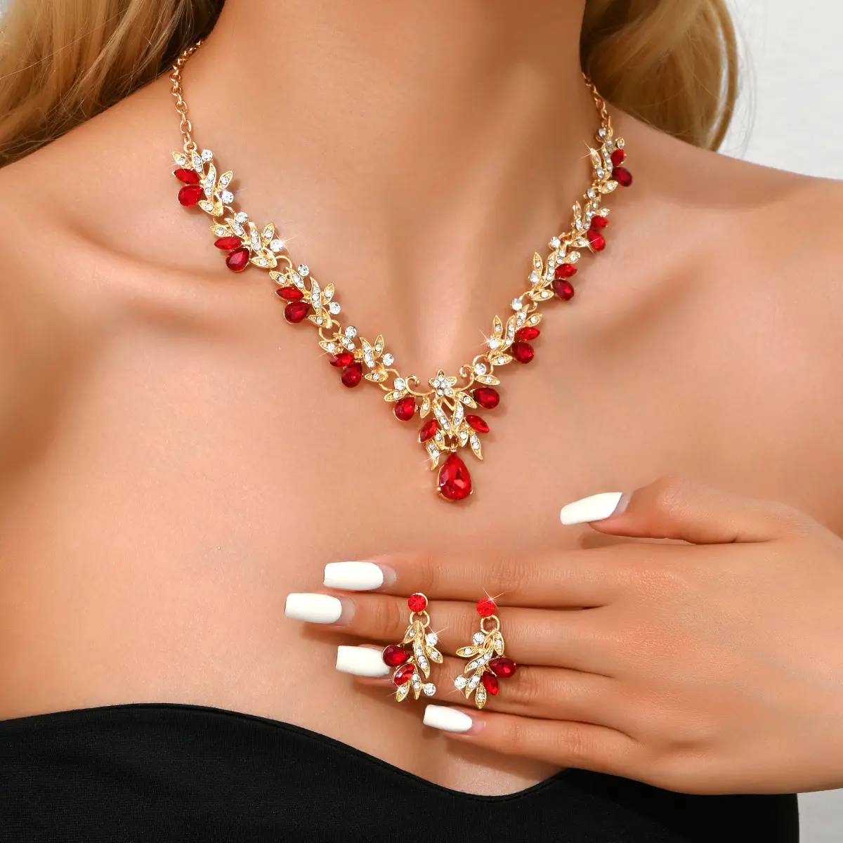 SocoVintage Elegant Flower Freshwater Pearl Beaded Necklace and Earrings Set, DDXL0011 Versatile Women's Clavicle Chain, 14K Gold-Plated,
