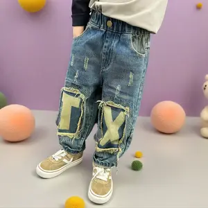 Boys' Casual Denim Jeans with Alphabet Patchwork and Distressed Details, Wide Leg Loose Fit, Cotton Blend Non-Stretch Fabric, Pocket Design for Children Aged 12 and Under - Perfect for Spring/Fall