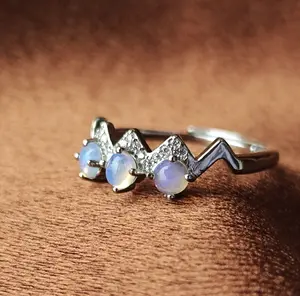 Aileen(13447)gc.Glowing opal ring