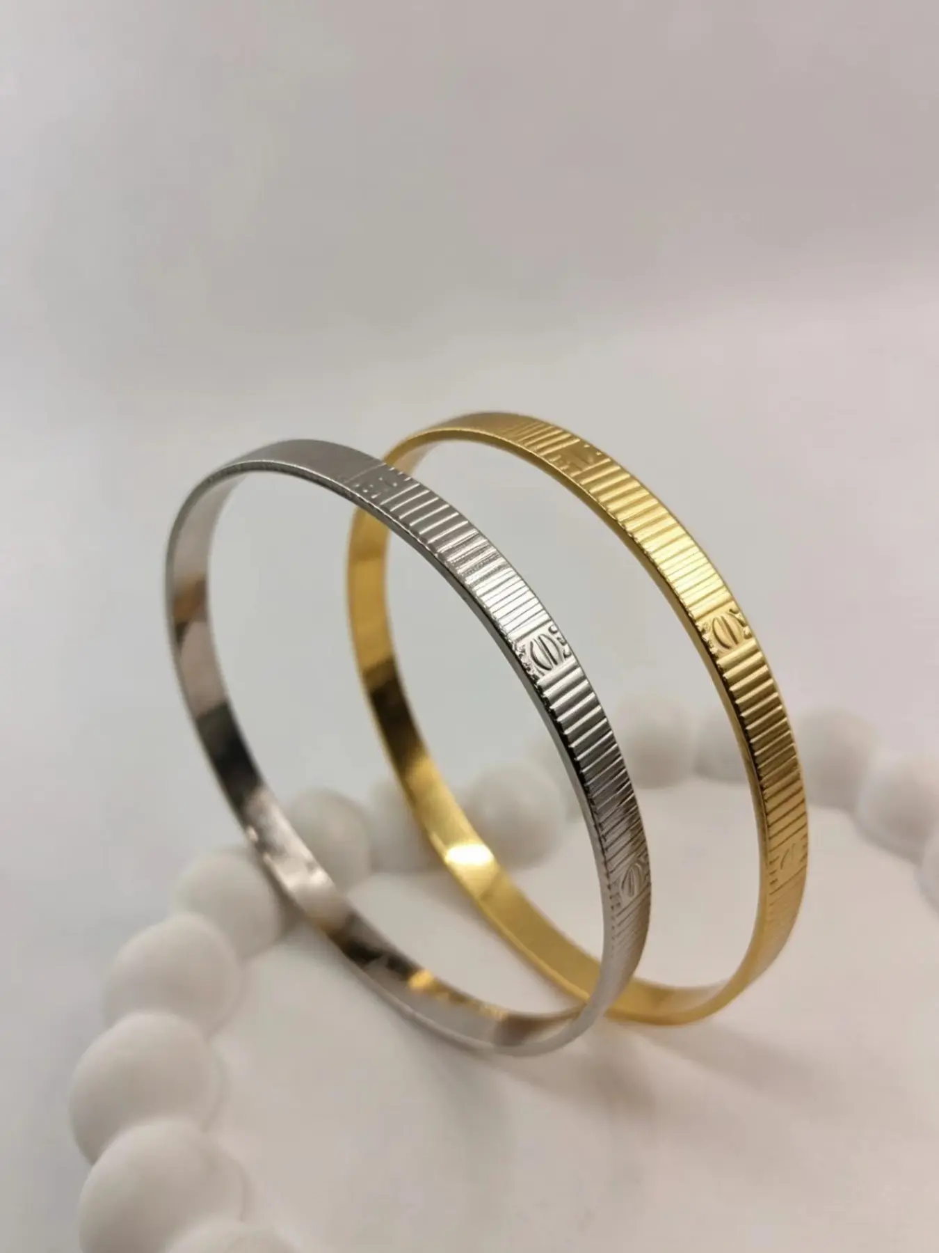 New Round Stainless Steel Grid Stripe Exquisite Trendy Bracelet, Unisex Waterproof Non-Fading Love Design, Fashionable Jewelry for Men and Women, Fashionable Bracelet Style