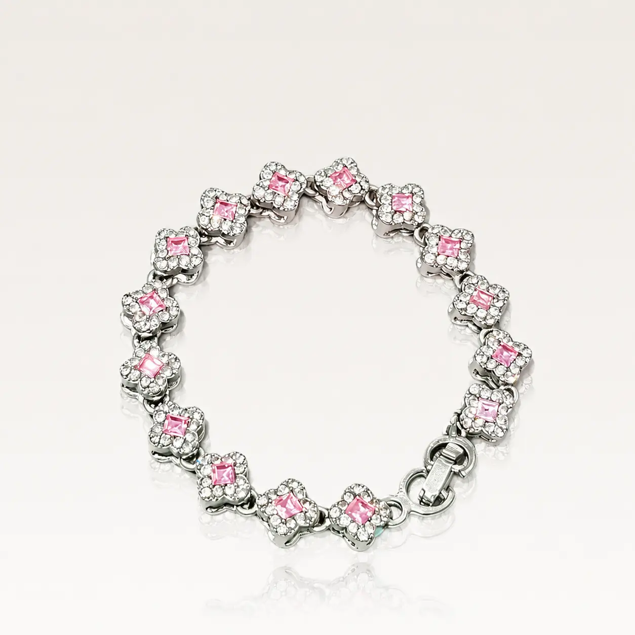 Floral Design Bracelet for Women, Elegant Sparkle Style Jewelry, Cute and Trendy Wrist Accessory, Perfect for Daily Outfits, Parties, Dates and Gift Ideas