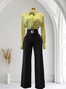Elegancia Minimalista | Camisa Verde Lima Satinada & Pantalón Palazzo Negro Stretch con Cinturón Dorado