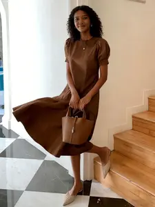 A fashionable Korean style gentle round neck short sleeved dress for women, covering the flesh and showing off the lean temperament. Commuting with a large display of mid length skirt and tea break skirt, suitable for all seasons, suitable for home, indoo