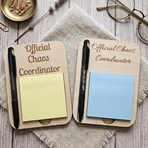 Engraved Wooden Sticky Note Holder – Handmade Desk Palette with Integrated Pen Slot & Sticky Note Pad, Functional Office Deco