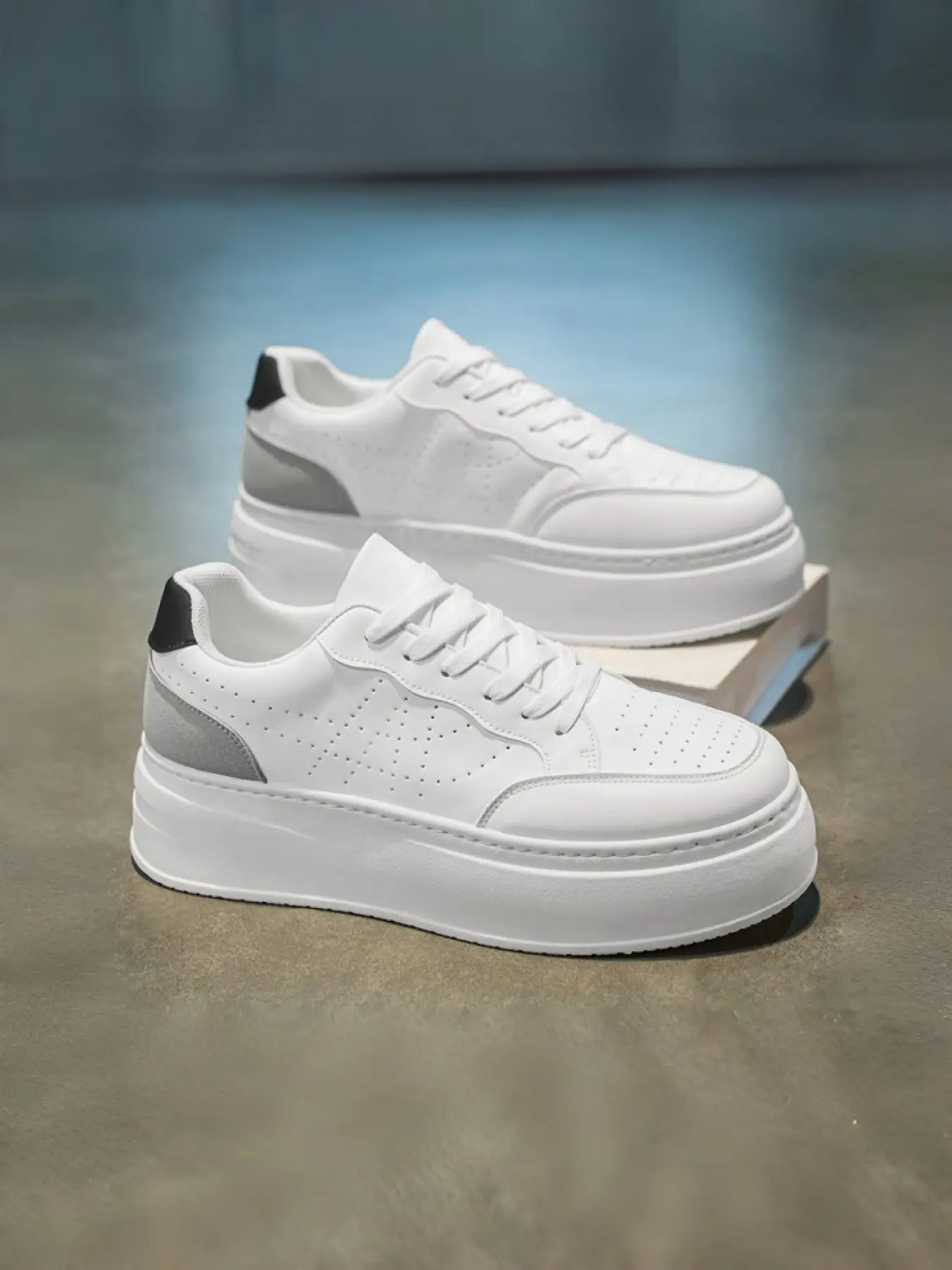 Spring men's new breathable white shoes, men's trendy and versatile thick soled height increasing sports shoes, casual board shoes, Sneaker, and trendy shoes