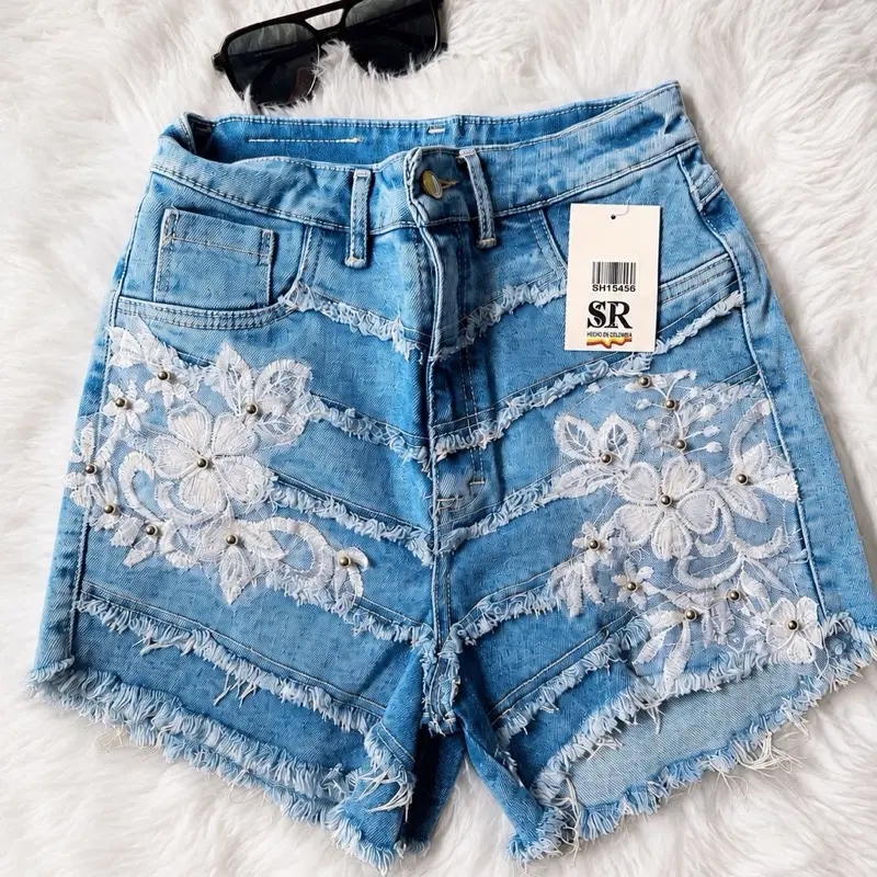High Waist Floral Lace Denim Shorts | Short de Mezclilla de Tiro Alto con Encaje Floral (SIZE: 14)