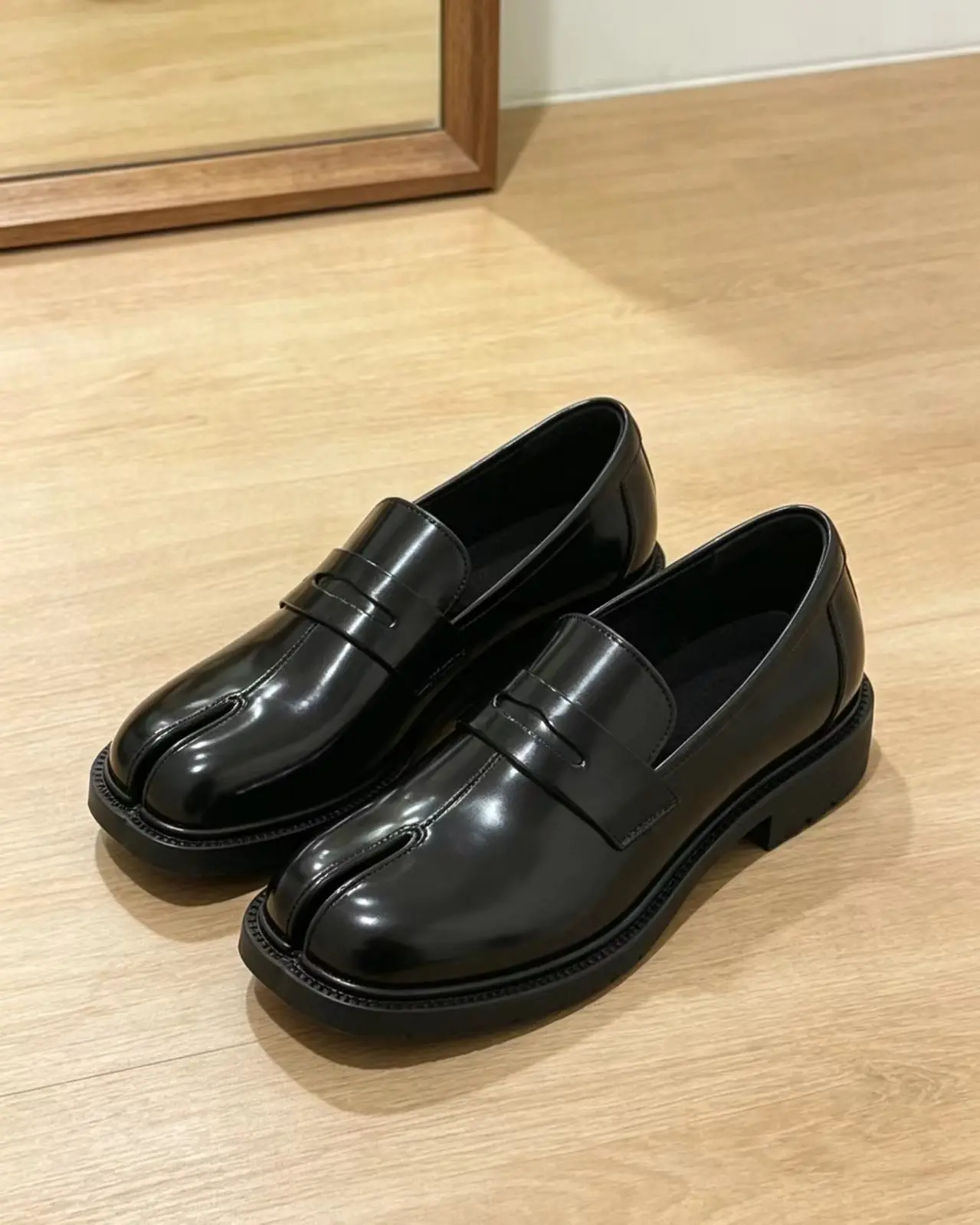 Trendy glossy leather loafers for men and women, slip-on design with thick soles, retro styling, lightweight non-slip outsoles—versatile footwear for parties, streetwear, and everyday wear.