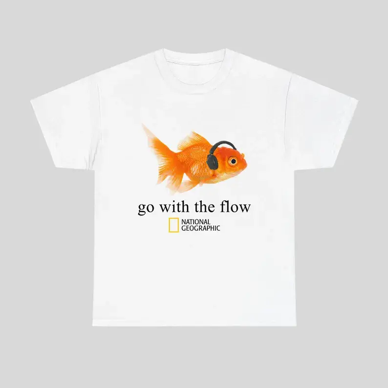 Camiseta con Pez Dorado "Déjalo Fluir" Estilo National Geographic | Diseño Vintage Inspirado en la Naturaleza | Unisex de Manga Corta