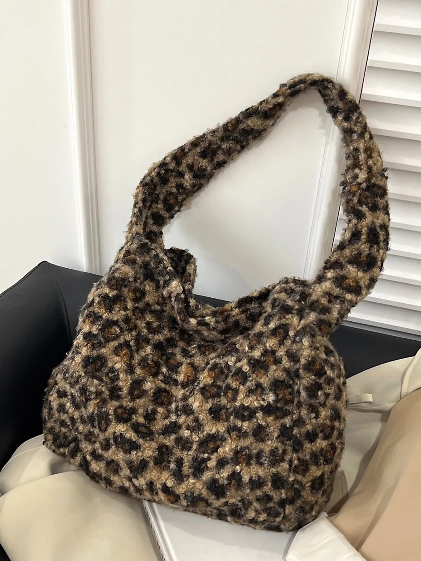 Casual flannel one-shoulder underarm tote bag, leopard print plush bag, one-shoulder commuter bag, student commuting plush one-shoulder bag, suitable for work, commuting, Cross body bags, Handbag, Shoulder Bag, Fluffy crossbody bag