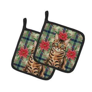 Carolines Treasures FNT1325PTHD 7.5 x 7.5 in. Spotted Tabby Brown Cat with Poinsettias Pot Holders, Pack of 2