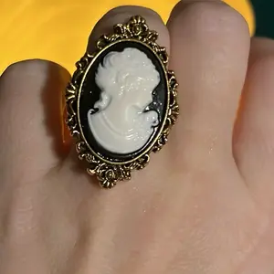 Classic Cameo Ring