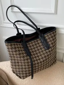 Exquisite, simple, personalized, niche single room underarm bag, elegant women's random pattern bag, Fashion Tote Bag, suitable for daily occasions such as commuting, shopping, dating, parties, and going out.