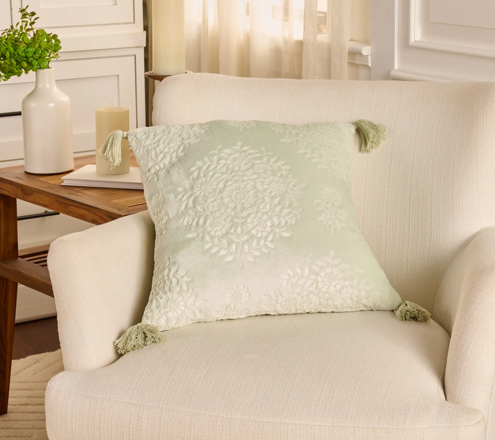 Home Reflections Layla Floral 18x18 Dec Pillow Home Reflections Layla Floral 18x18 Dec Pillow