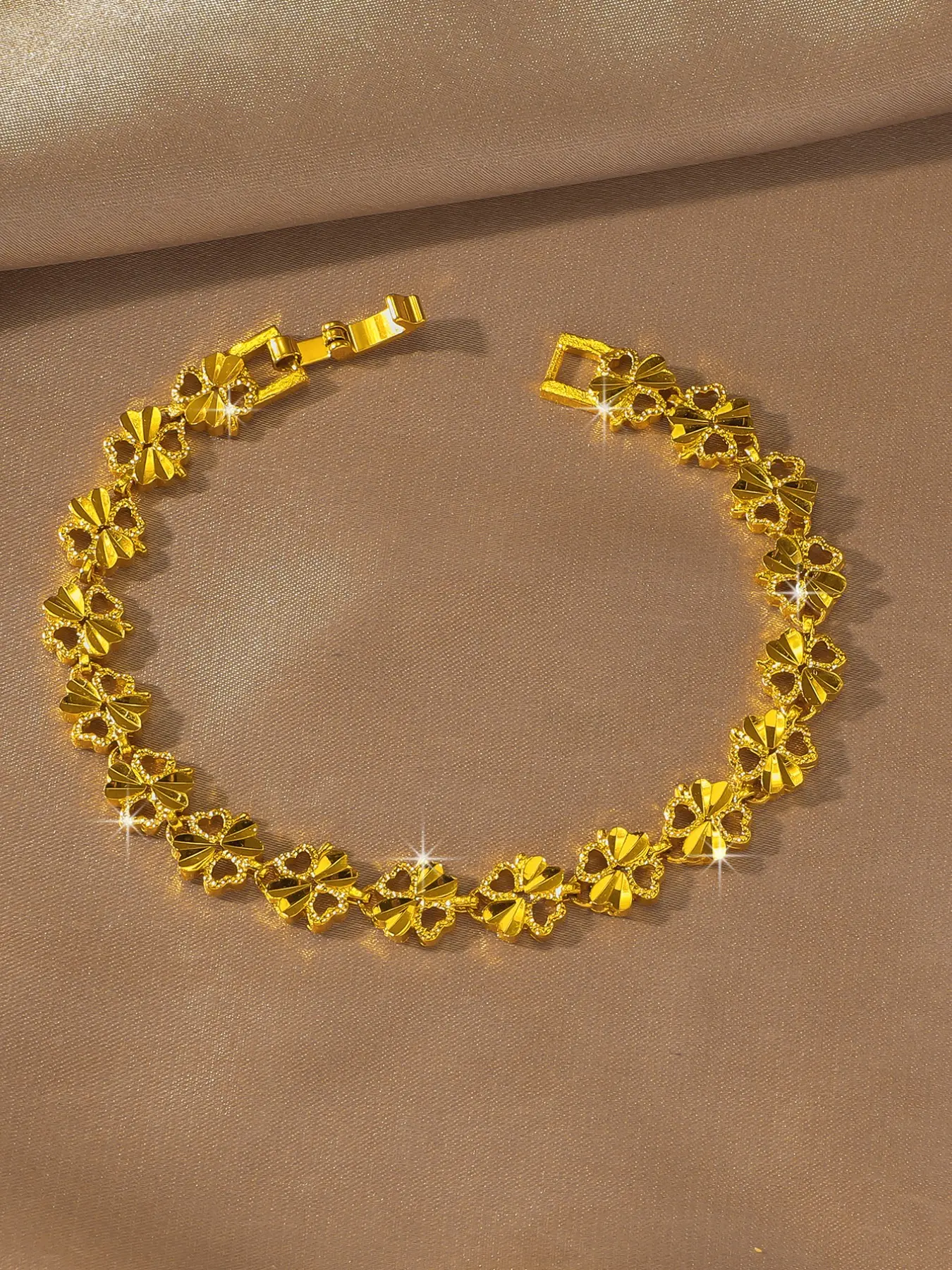 4-Leaf Grass Love bracelet, a Love tennis bracelet with European and American style, Heart shaped bracelet, Heart design bracelet, Chain Bracelet, suitable for gifting to girlfriends and friends. It is a daily gift, Valentine's Day gift for women. Ramadan