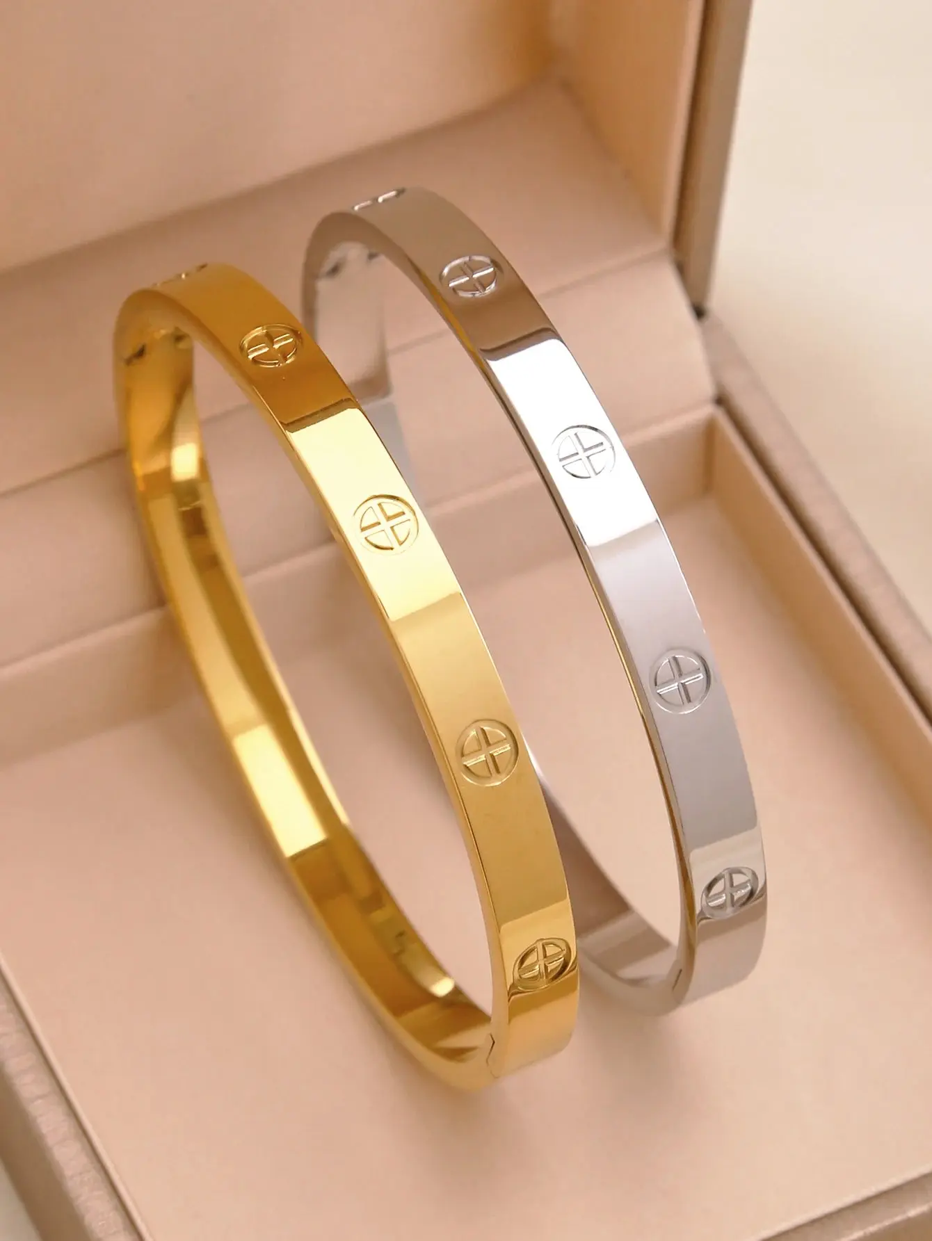 A 1-piece 18K gold-plated stainless steel women's gold bracelet, a durable and fashionable jewelry accessory suitable for daily