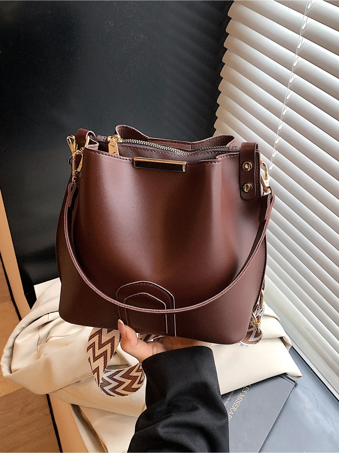 Korean-inspired premium bucket bag in multiple colors Soft leather design for handheld or crossbody carry Stylish and versatile commuter bag with niche aesthetic New spring/summer shoulder bag collection